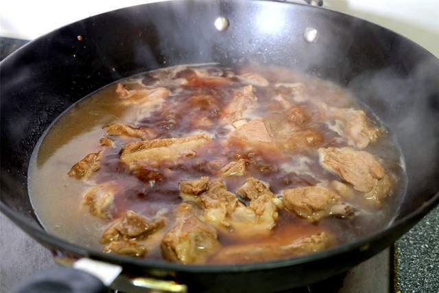 胡萝卜|地道农家菜土豆炖排骨,营养美味还实惠,排骨入口软烂满嘴留香