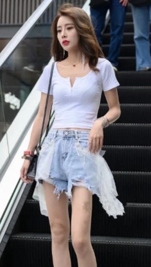 身材高挑|街拍迷人优雅的长发美女,简单穿着魅力十足,美的迷人