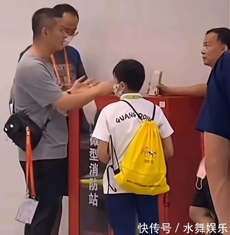 全红婵|教练跟人聊天全红婵一旁听着!红姐听得无聊,背着小黄书包走神了