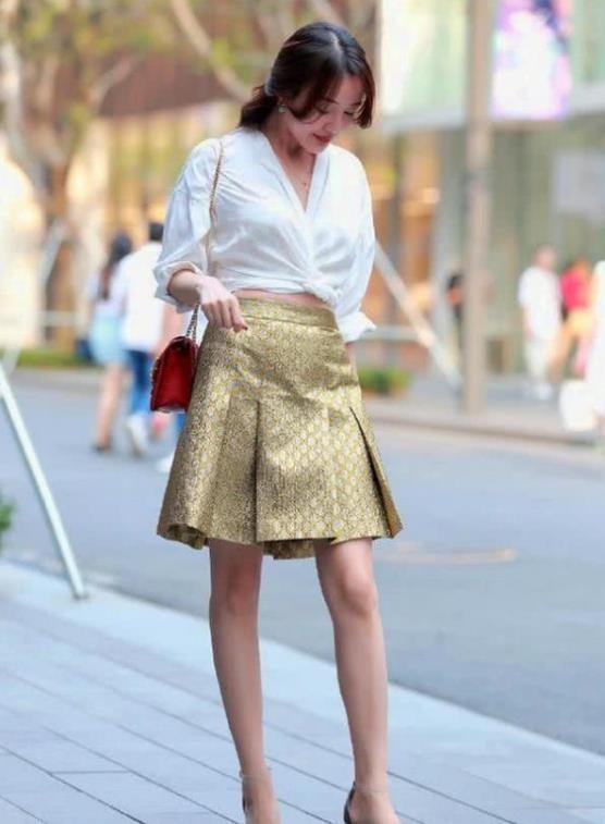 街拍:气质高雅的美女,白色上衣配半身裙,气质十足