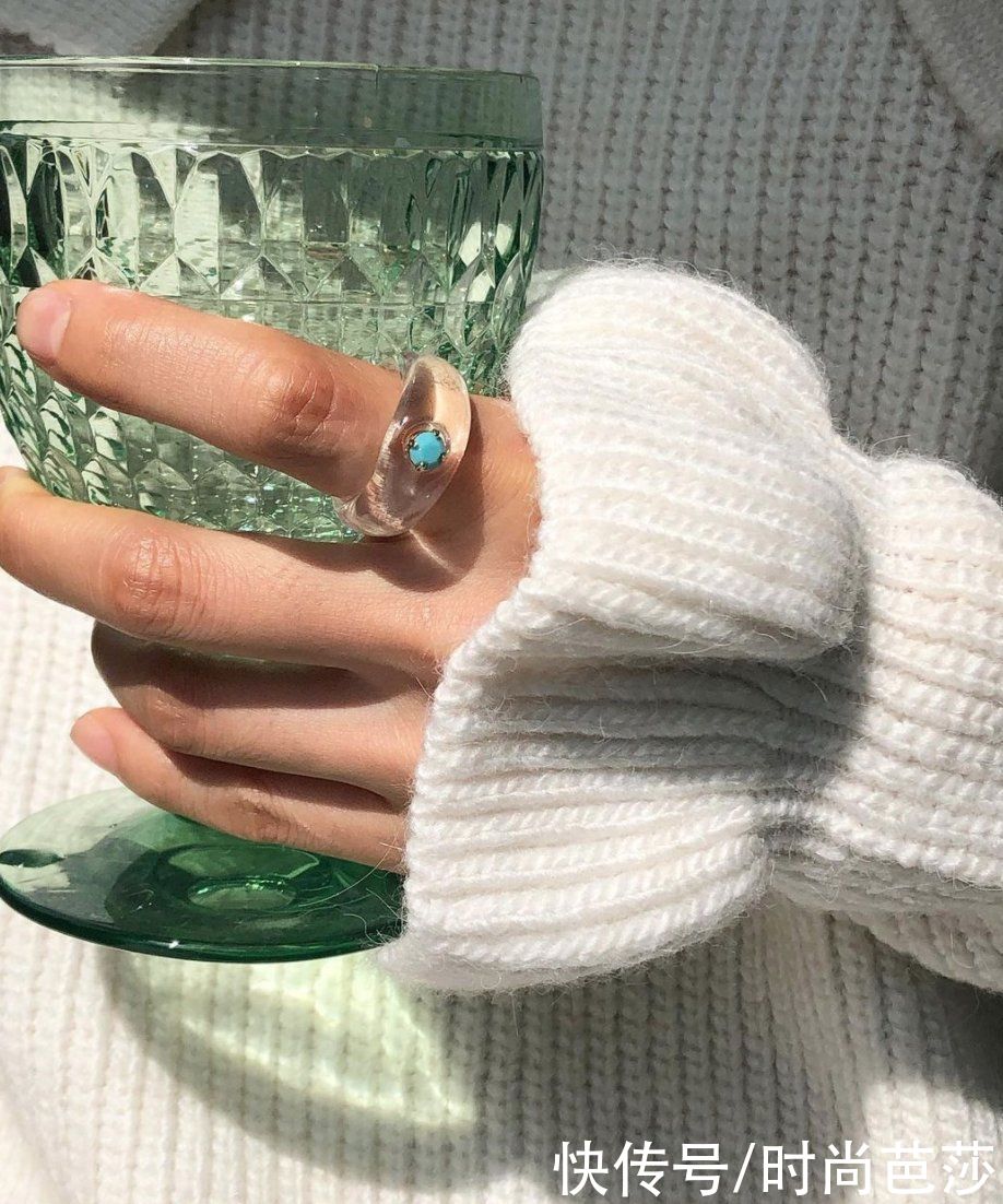 看到Jennie晒手上的戒指，终于找到原因了