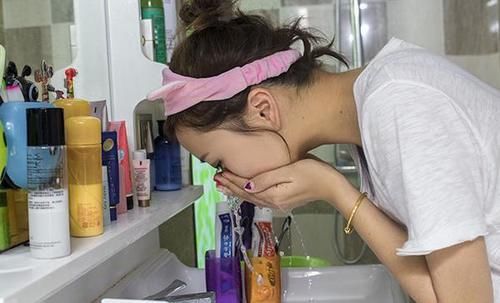 为什么有些人鼻子两侧，会挤出白色条状物？是什么东西？