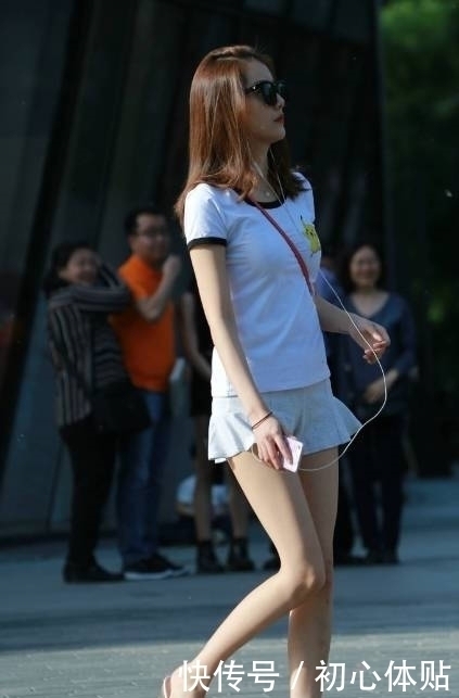 街拍：戴着墨镜，浅灰色超短裙的苗条性感小姐姐