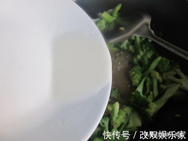 清脆|天气寒冷干燥多吃西兰花,5分钟就上桌,清脆碧绿特爽口,真棒