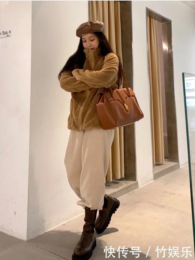 冬季有种穿搭正火,叫“摇粒绒外套+阔腿裤”,这么穿显瘦又休闲