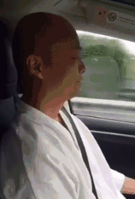 |搞笑GIF:在我们这,估计你一车西瓜是保不住了