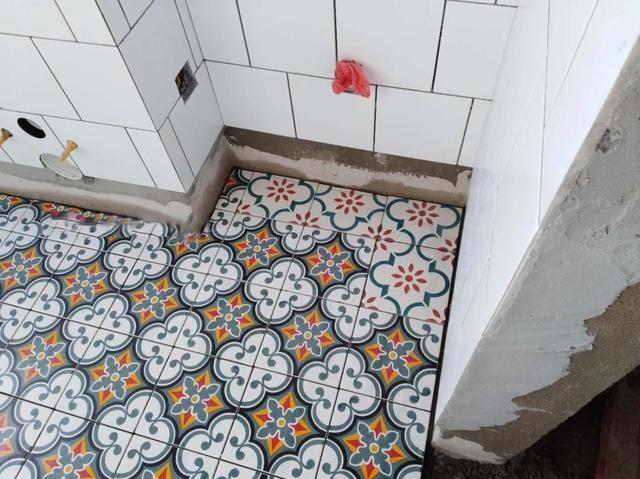 地压墙|卫生间铺贴瓷砖,装修公司建议做墙压地,这是行业标准还是套路