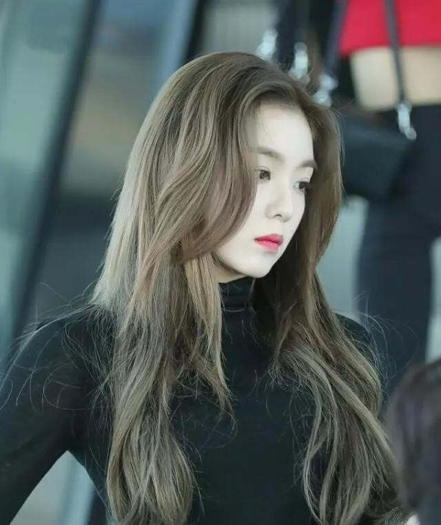 时髦 别再染“挂耳染”了!今年秋天流行“奶茶发”,时髦减龄又气质