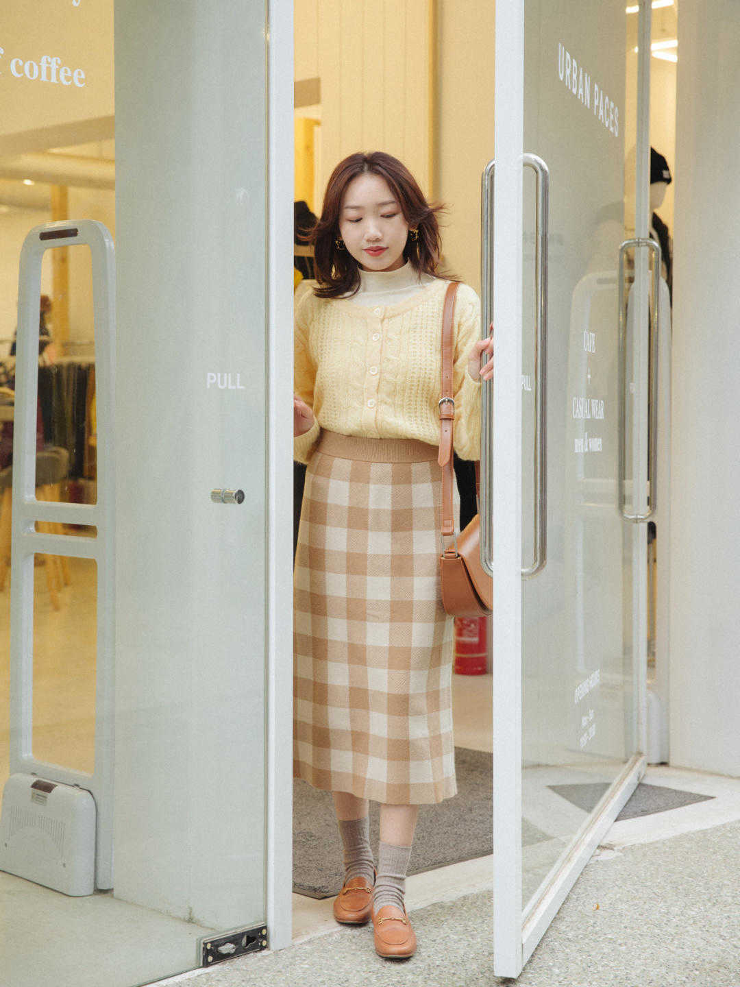 小脚踝 入冬以后,裙子依旧火热,寒冬如何穿裙子保暖?有气质又显瘦