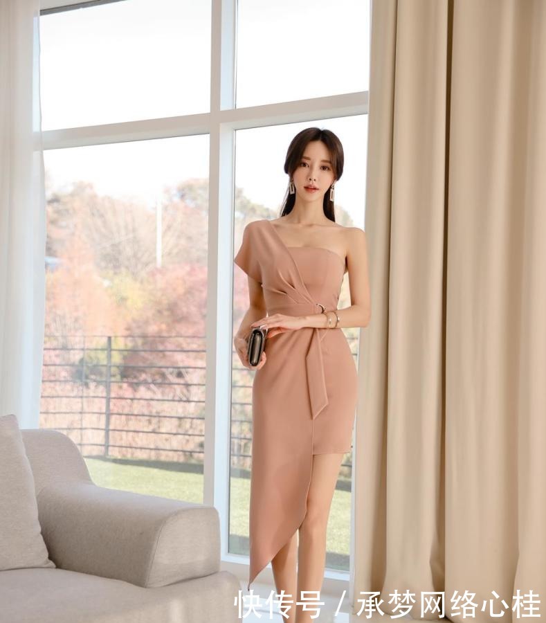 美女|美女鉴赏：暖绒馨彩罗曼蒂克香肩晚礼裙