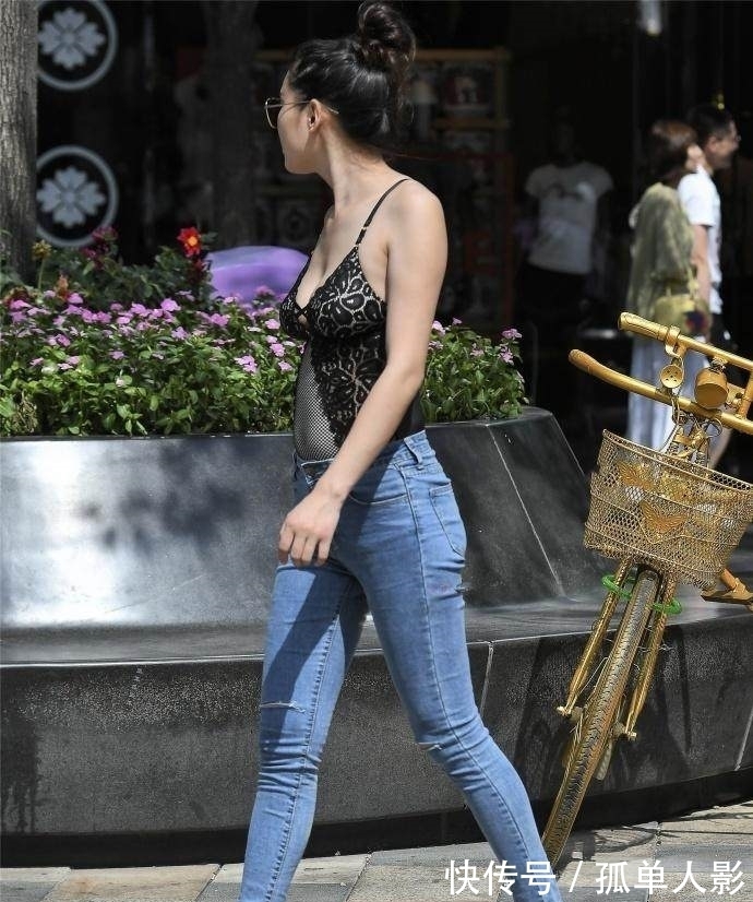 街拍|街拍:时尚美女小姐姐,穿着搭配无与伦比!