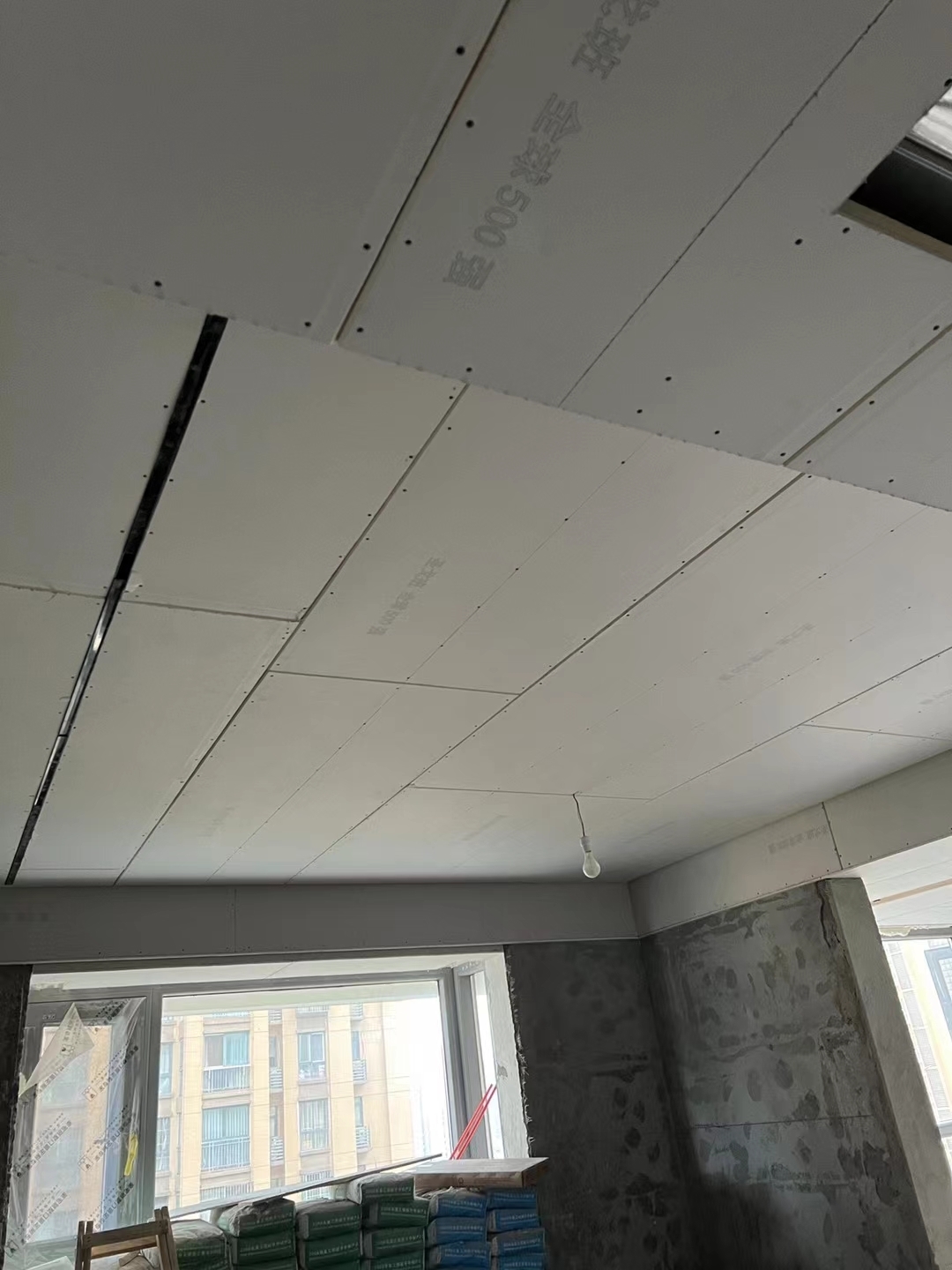 橙花|成都橙花风景装修施工现场图丨瓦工贴砖,木工吊顶已完成