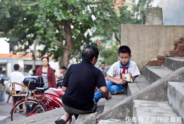 眼眶|爷爷逗孙子不叫爷爷就别来，4岁孩子的回答，让老人红了眼眶