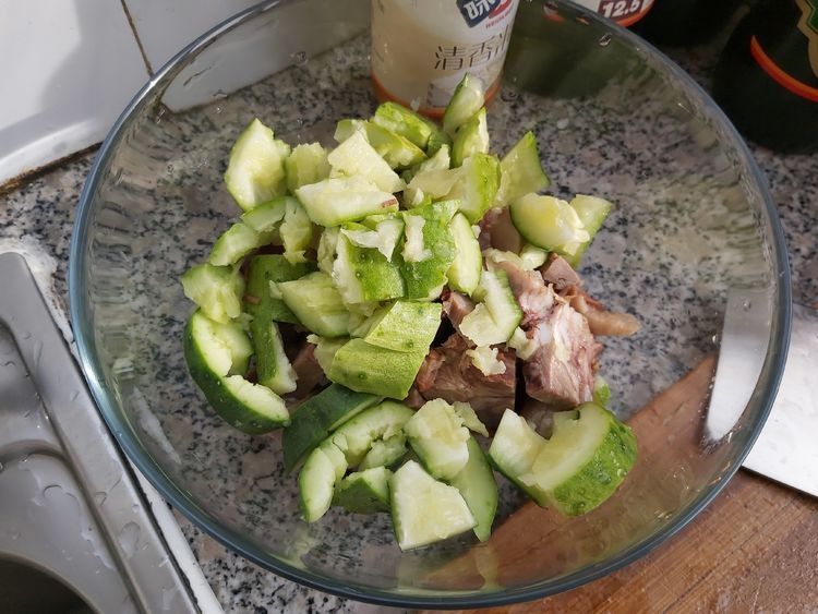 下饭又下酒的黄瓜拌猪头肉,简单拌一拌就上桌,清脆爽口真好吃