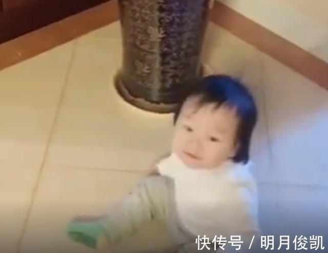幼崽|人类幼崽的“神功”!14个月宝宝坐地蠕动式前进火了,网友:厉害