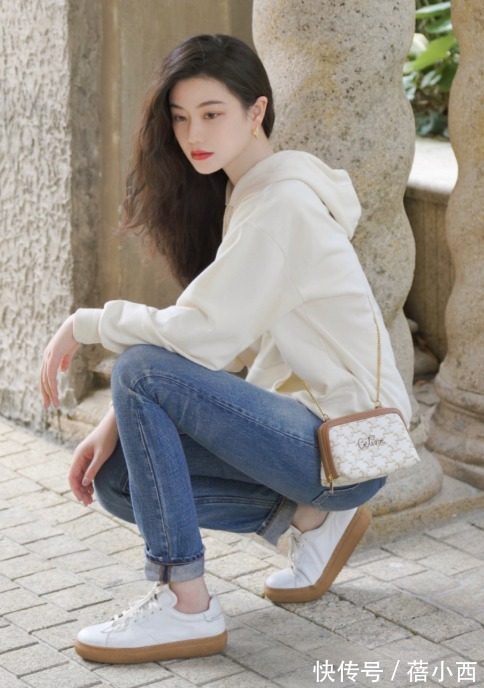 牛仔裤 卫衣才是春季的搭配王者,配裤子、裙子都超美,轻松远离老土感