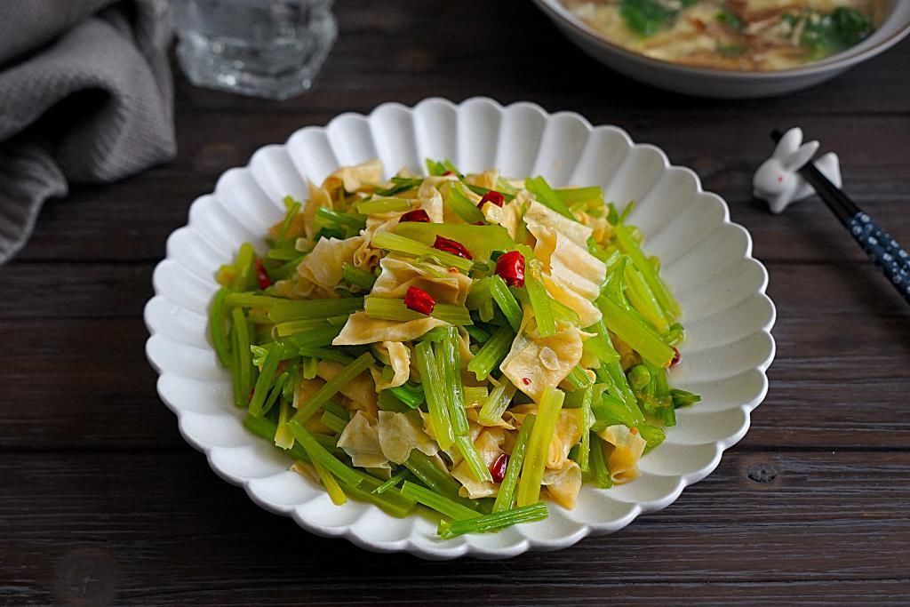 菜一汤|宅在家，午餐做了两菜一汤，好吃得停不下来，婆婆：会过日子
