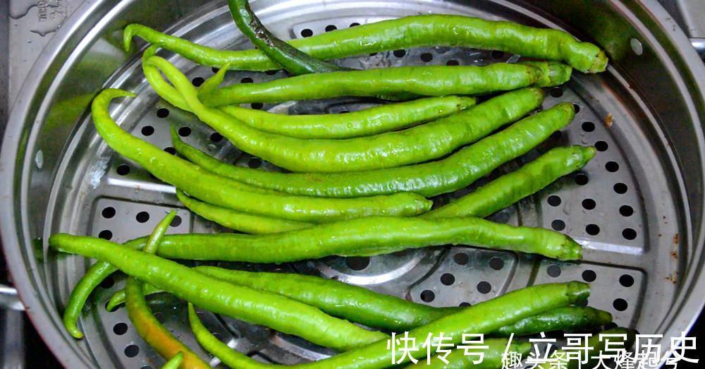 阳台上|一瓶啤酒倒入辣椒里,教你一招,酸辣可口,3天就能吃