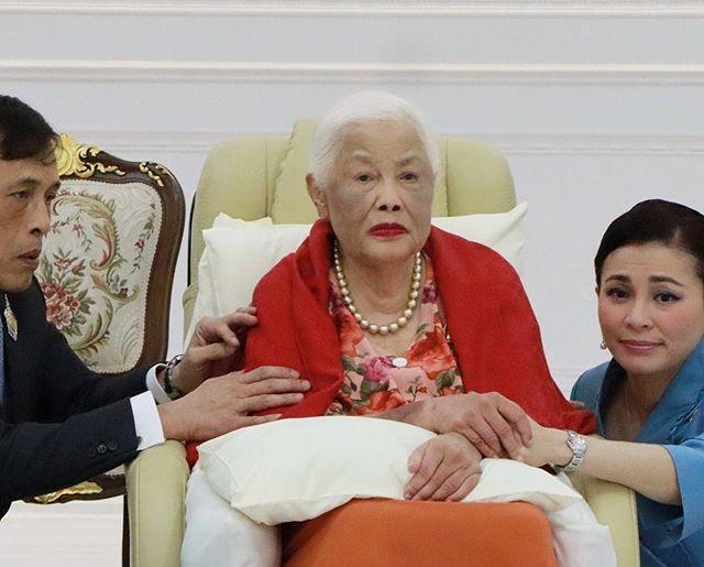 太后 泰国太后年轻时靠粉宝石撑场面!如今瘫痪多年,脸庞怎么变这么黑