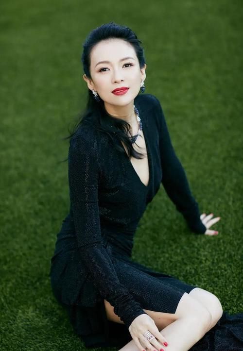 呈现出|章子怡生二胎后真的老了,无滤镜法令纹太真实,但气质依旧出众