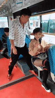 |搞笑GIF:美女这表情真是丰富啊,不去当演员亏了啊