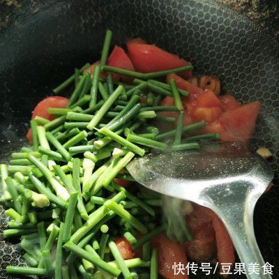 这道西红柿炒蒜苔，分分钟光盘