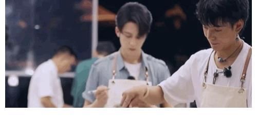 中餐厅丁真个人资料做菜上手快 辣妈赵丽颖回归全员开心