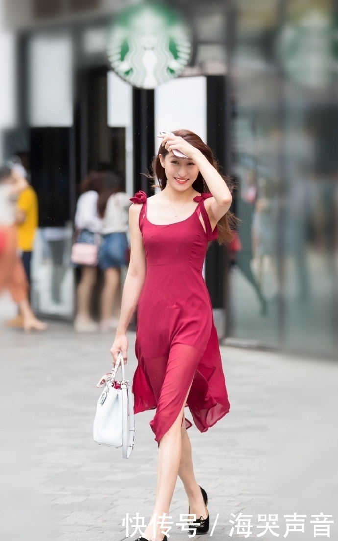 美女|街拍:美女修长的大腿下踩着一双高筒的靴子,气质变得不一样