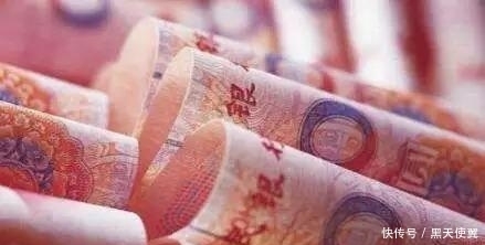 手机壳里头|为什么要在手机壳里面夹钱?10个有9个不懂,我才知道大有讲究