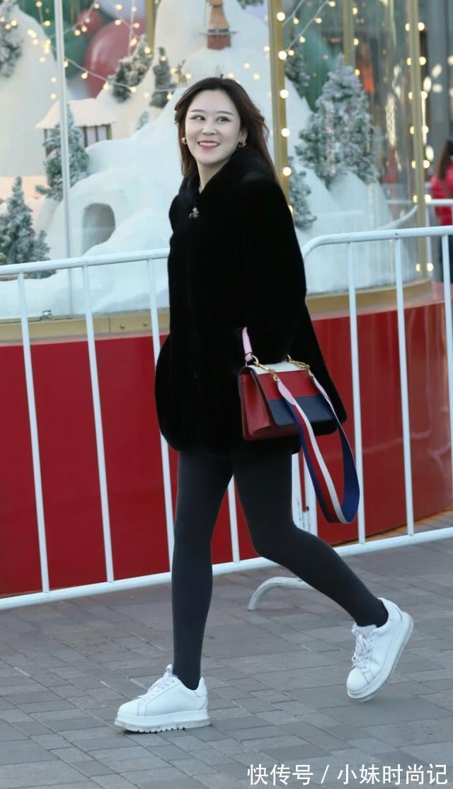 街拍|街拍:气质清秀的小姐姐,搭配黑色阔腿裤,走到哪都是一抹风情!