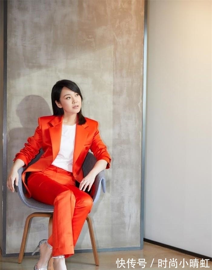 中长发 50岁左右的女人，发型不要留羊毛卷和黑长直，这些更洋气