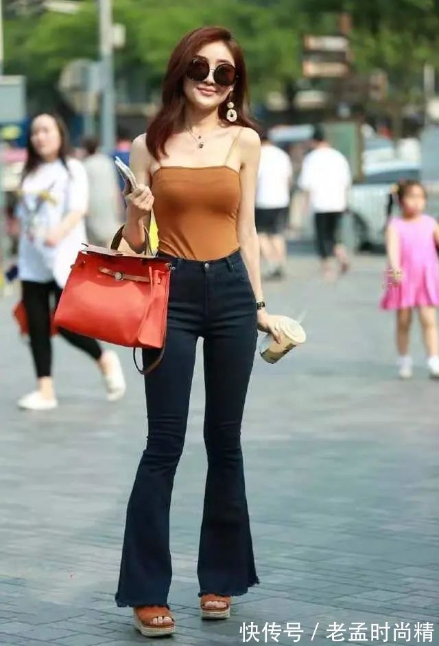 喇叭裤|优非常雅成熟的服装搭配,吊带背心+喇叭裤,简单随性又有时髦感