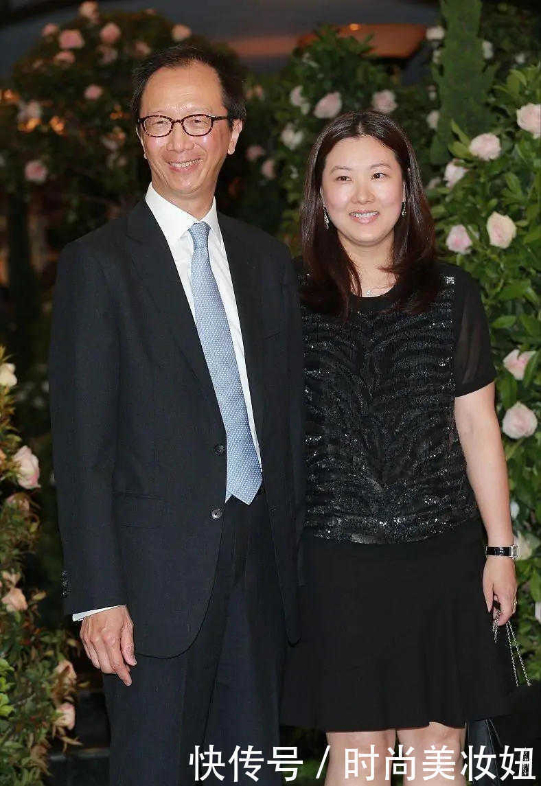 连衣裙|伏明霞很有“阔太”气质,穿黑色连衣裙优雅大气,不化妆也很贵气