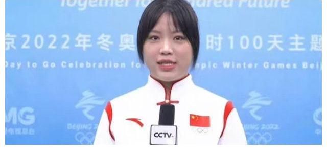 楊倩久違亮相！素顏穿吊帶褲，胖得快認(rèn)不出，斥資30萬建立基金