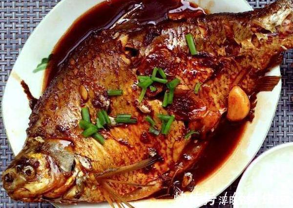 豆瓣酱|鱼刺卡嗓子时，不要再喝醋了，教你个小妙招，鱼刺自己就会跑出来