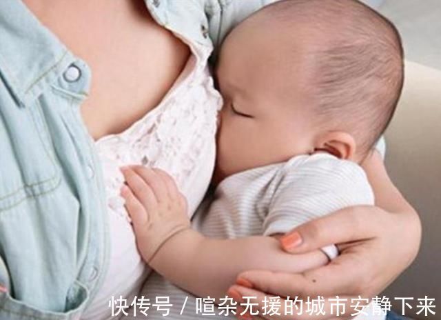 宝宝喝完奶后“很乖”，奶奶却看出不对劲，及时出手救了孩子一命