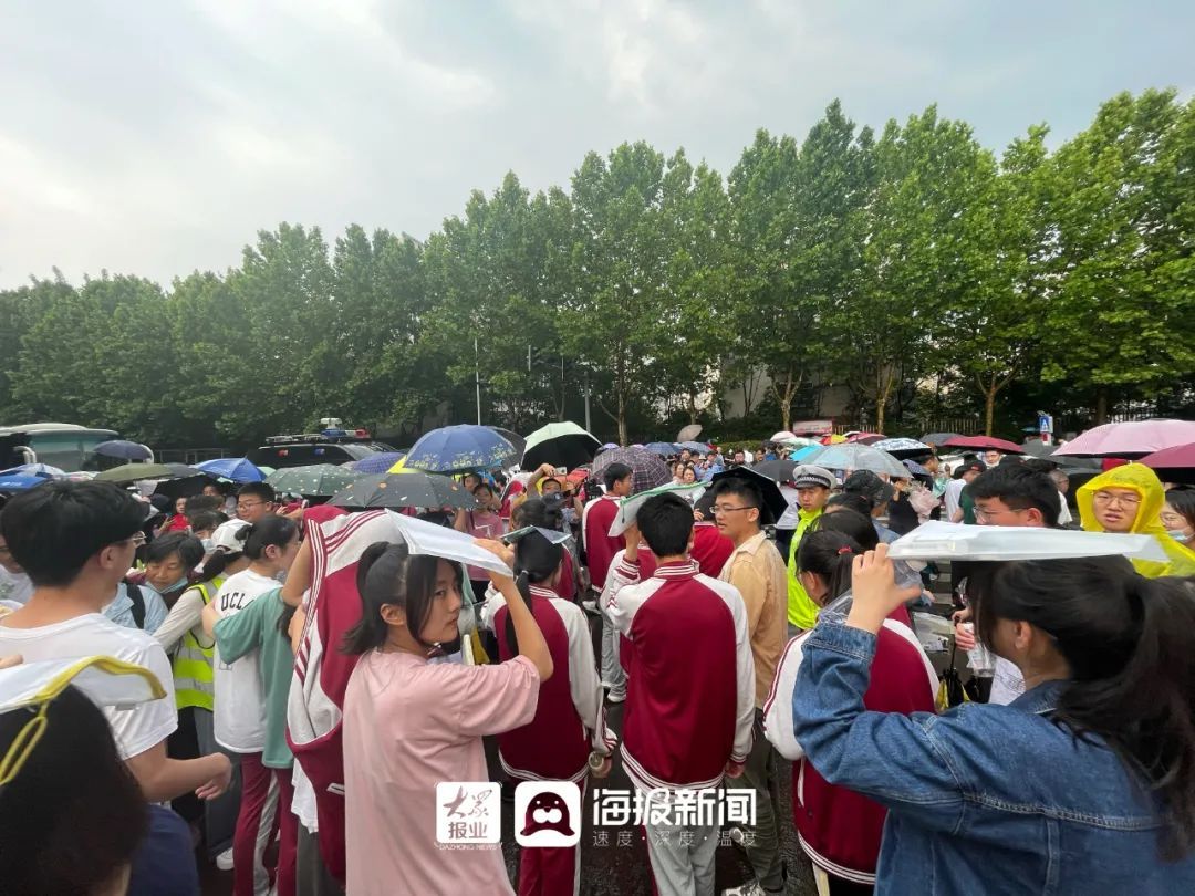 日照实验高中|刚刚！日照高考雨中结束！他第一个冲了出来！这些感动瞬间......