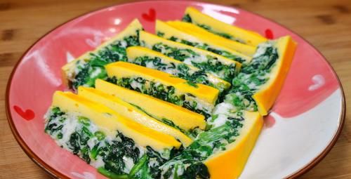 一把菠菜里打入6个鸡蛋，搅拌一下直接上锅蒸，简单营养又好吃