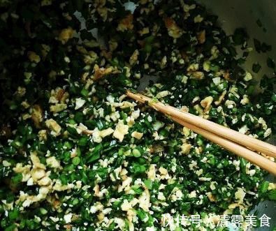 包韭菜饺子，调料越多越难吃，三种就足够了！这样做饺子鲜嫩美味