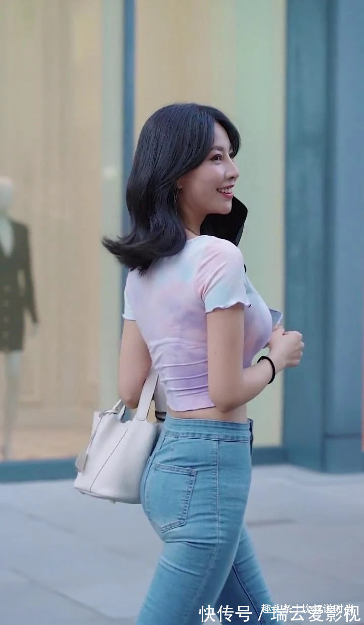 露脐 身材好的女生穿衣就是任性,喇叭裤也能非常好看,尽显时尚魅力!