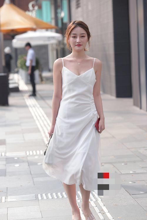 性感|清纯漂亮的小姐姐,白色吊带裙凸显性感的韵味,很让人心动