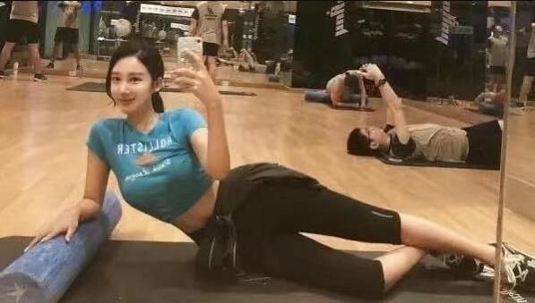 美女 美艳绝伦的紧身打底裤美女,倾国倾城,尽显性感女性魅力!