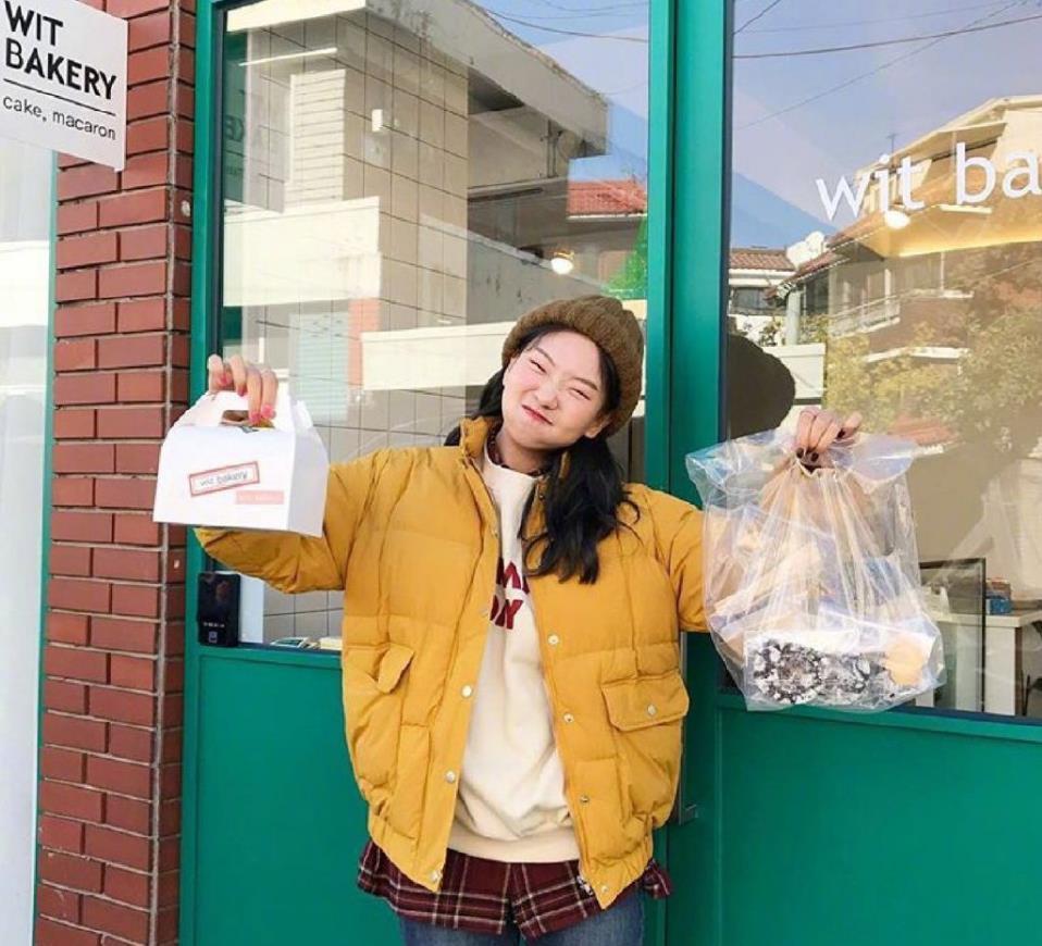 韩国博主利和的帽子搭配太“火”了！根据穿搭色彩选帽子，更精致