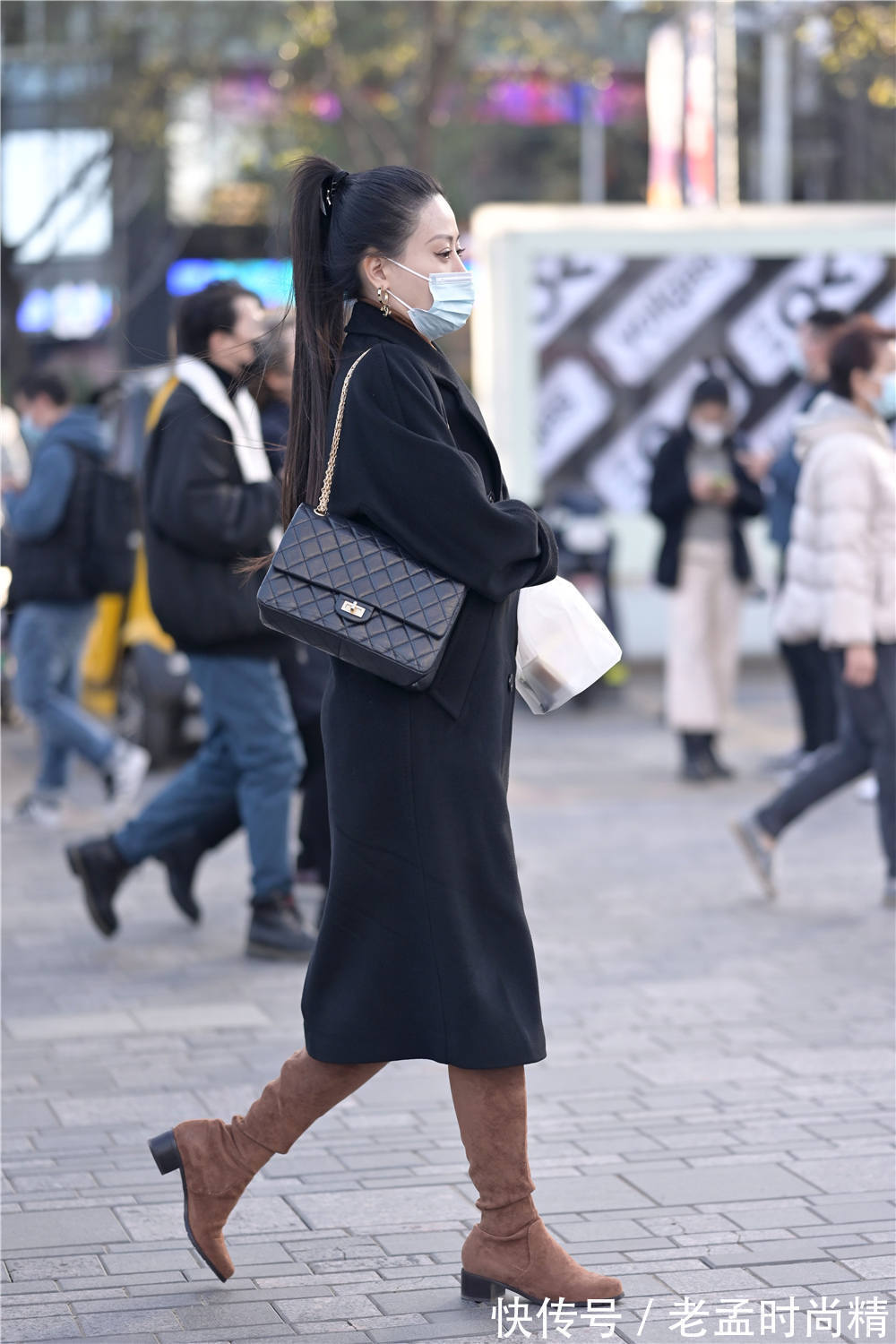 街拍|街拍:时尚美女选择大衣来搭配,冬天不是很冷,要穿出温暖