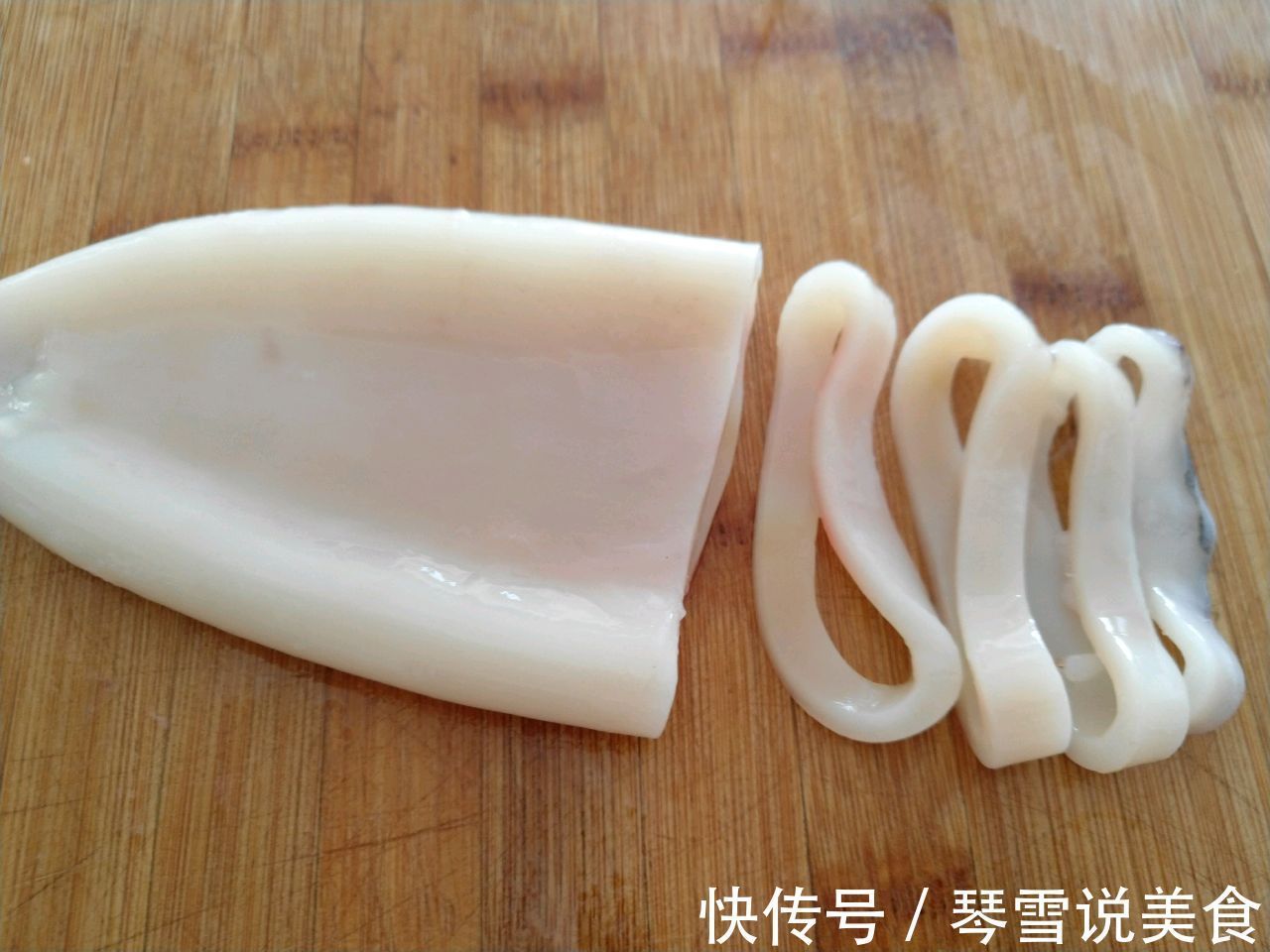 家庭版鱿鱼圈,做法简单,外酥里嫩,鲜香可口,大人孩子都爱吃!