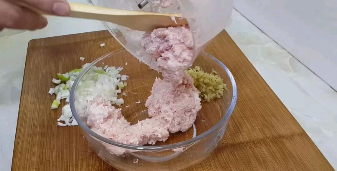 到吃萝卜的时候,我教你怎么做萝卜肉丸它们味道鲜美,但不油炸你吃得越多,它们就越香