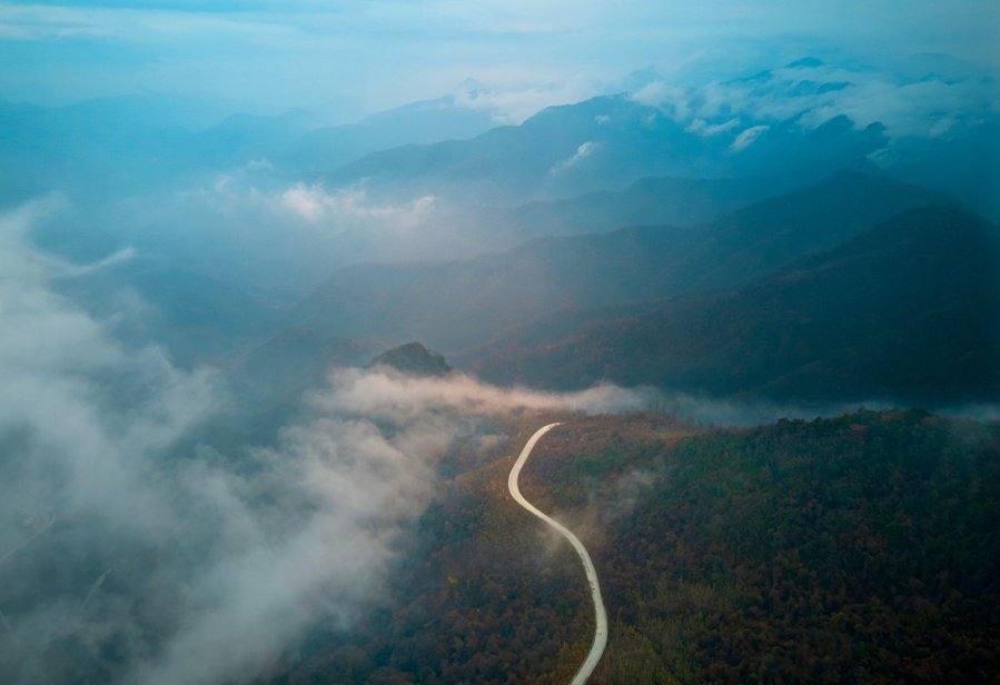 徐塘|平武有座山红透了！山上这条云端上的彩林公路秋色如画