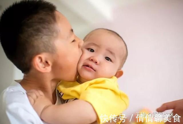 妹妹|妈妈出去买菜,9岁儿子自告奋勇照顾1岁妹妹,回来后宝妈后悔了