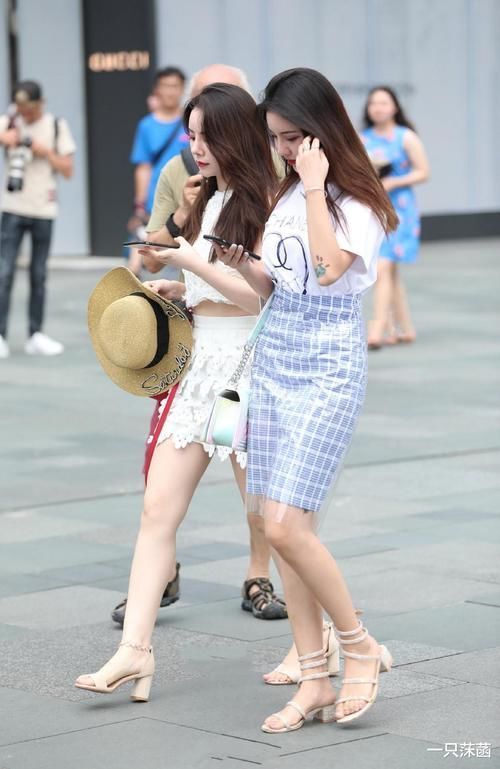 20岁妹子不好好穿裙子,故意罩个塑料外套,哪知穿出街巨潮