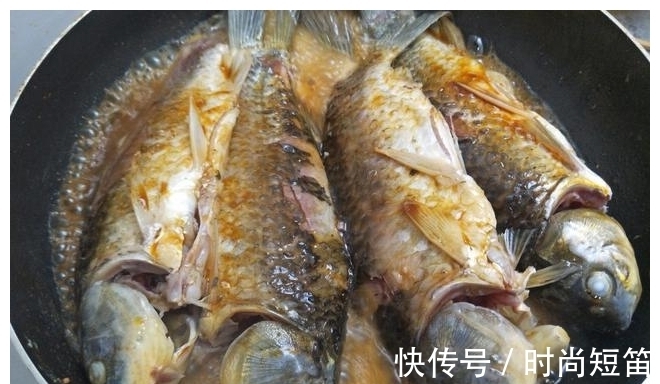 香酥|无论煎什么鱼,不要直接倒油煎,多加一步,鱼皮不掉更香酥